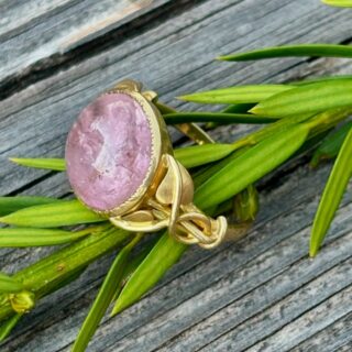 Pure beauty pink tourmaline ring 🐙 #pinktourmaline #18kyellowgold #handmadejewelry #cabochon #round #perfectpink #monicagjewels🍇🍎🍓🍒🥕 #monicaglifestyle☀️ #shoponline🛍