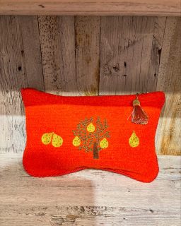 Hand bag for winter holiday season. Hand embroidery pear 🍐 tree. Casentino wool , cotton lining #onlineboutique #monicaglifestyle🍎